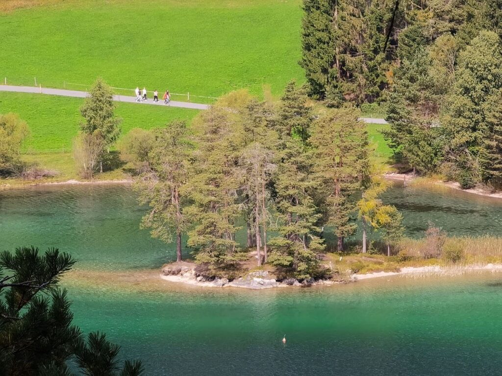 Ausblick auf der Hintersteiner See Rundwanderung auf die kleine Insel