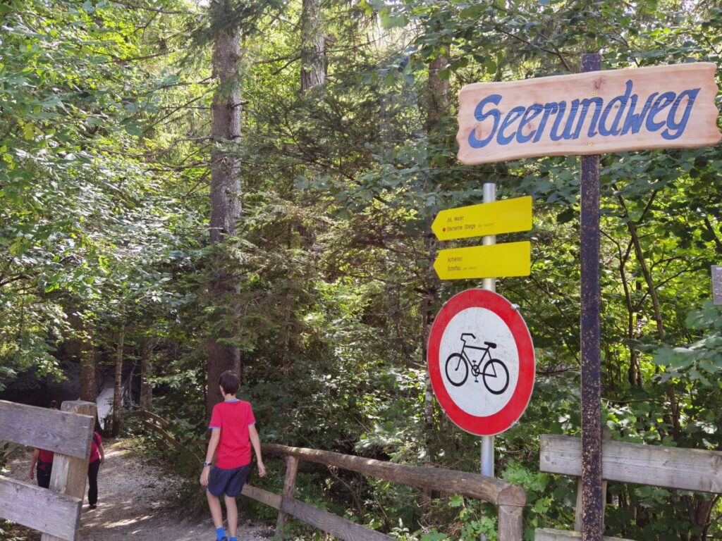 Am Parkplatz startet der Hintersteiner See Rundweg - Dank Beschilderung gut zu finden