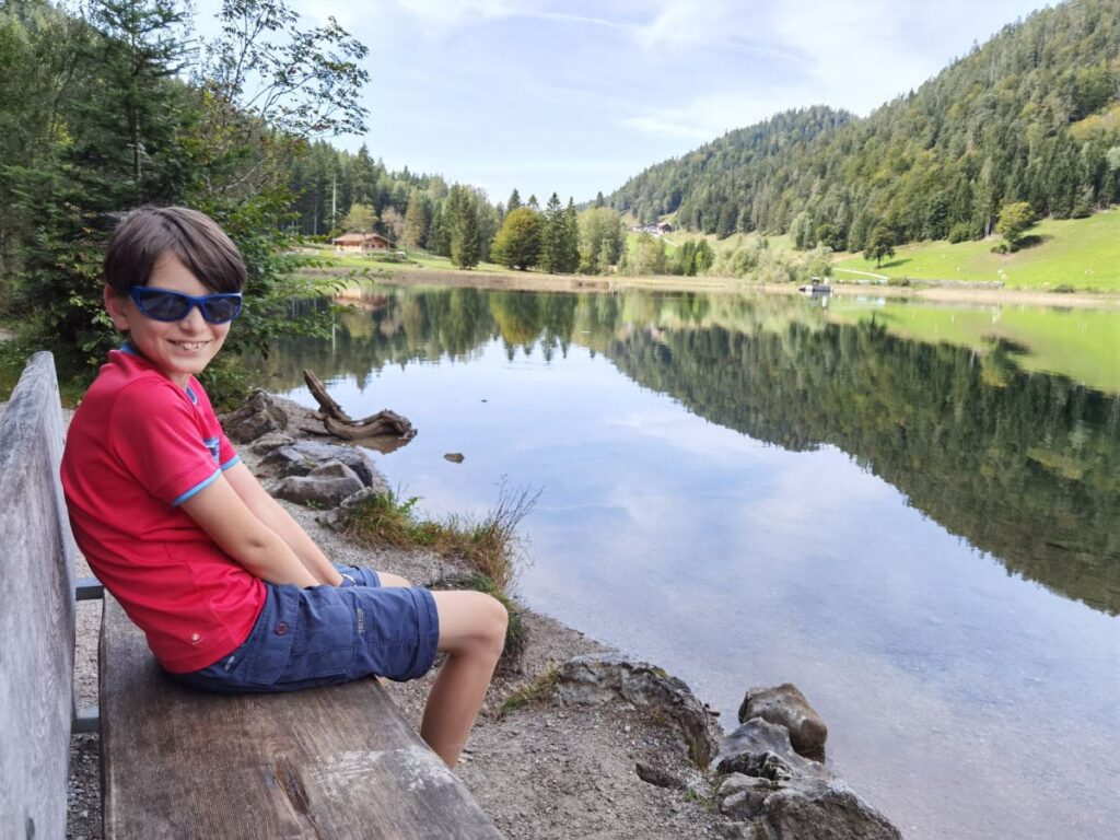 Hintersteiner See Rundweg mit Pausenbank am See