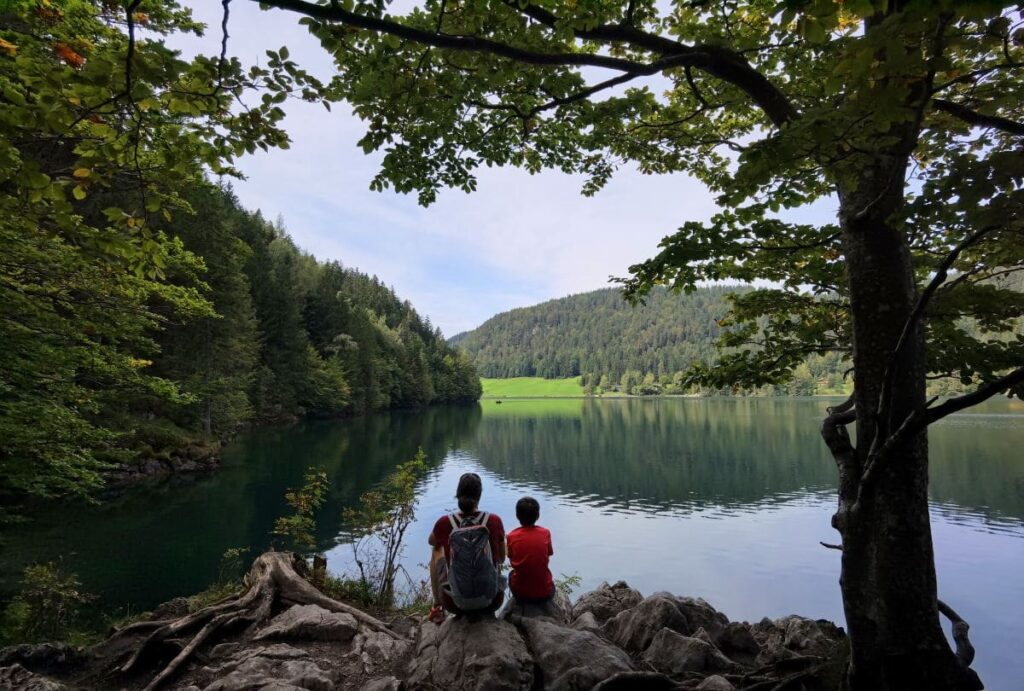 Idyllisch am See sitzen auf der Hintersteiner See Umrundung