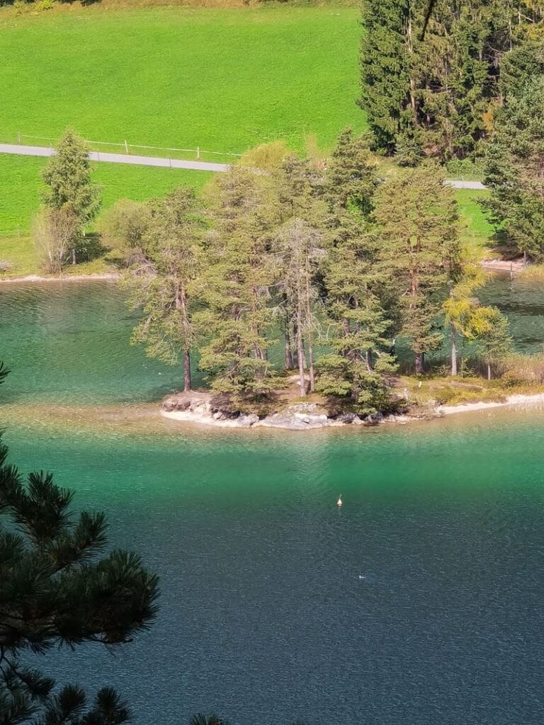 Türkisgrünes Wasser schimmert magisch im Hintersteiner See