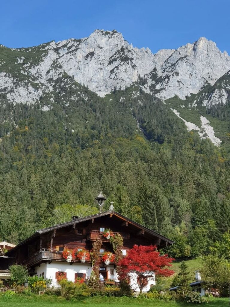 Hintersteinersee Idylle mit den urigen Bauernhäusern und dem Kaisergebirge