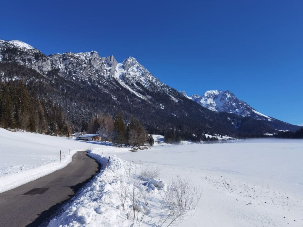 Das Hintersteiner See Nordufer liegt im Winter in der Sonne, der Weg ist geräumt