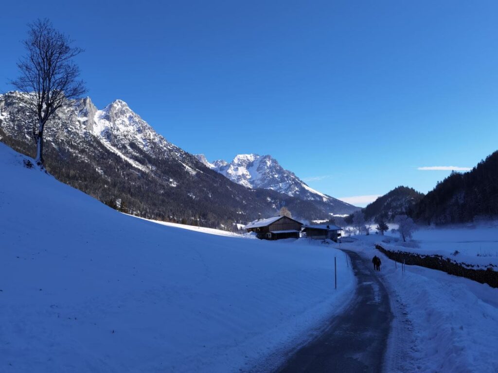 Winterwanderung Hintersteiner See - vom Schatten geht es in den Sonne, mit Blick auf das Kaisergebirge